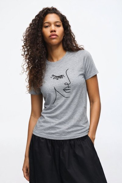 Çiçekli Kirpik Detay T-SHİRT