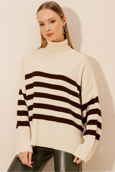 Yandan Yırtmaçlı Çizgili Boğazlı KAZAK