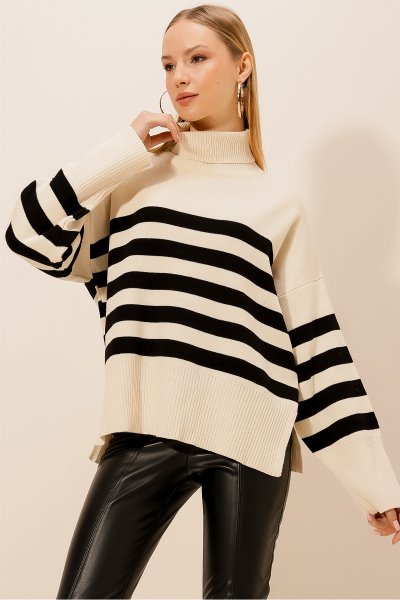 Yandan Yırtmaçlı Çizgili Boğazlı KAZAK