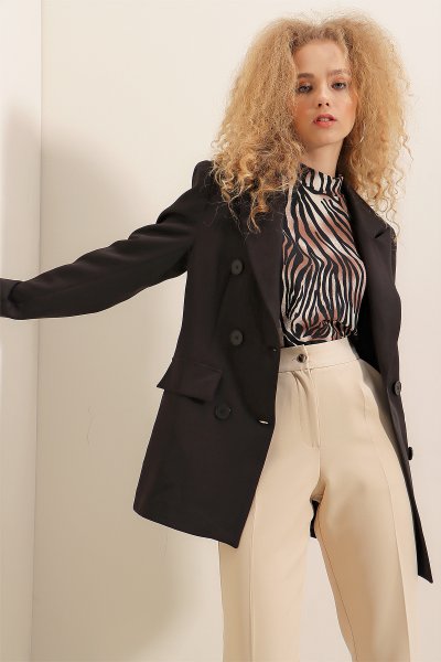 Sivri Yaka Kruvaze Astarlı Ceket