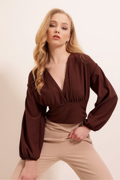 V Yaka Önü Ve Beli Büzgülü Sandy Crop Bluz